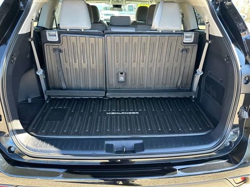 Used 2023 Toyota Highlander LE image 33