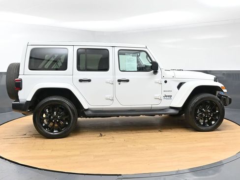 Used 2022 Jeep Wrangler Unlimited Sahara w/ Cold Weather Group image 8