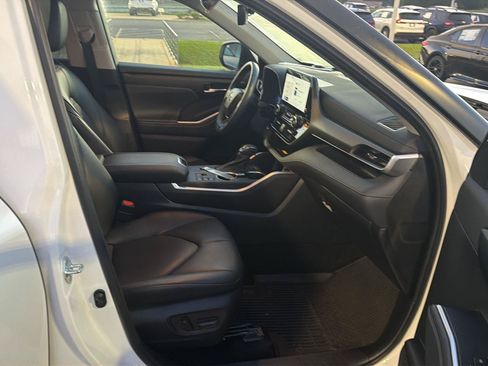 Used 2023 Toyota Highlander XLE FWD image 14