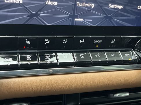 Used 2024 GMC Canyon AT4 w/ Technology Package image 23