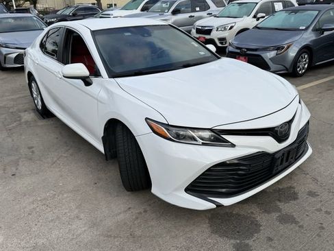 Used 2018 Toyota Camry LE image 3