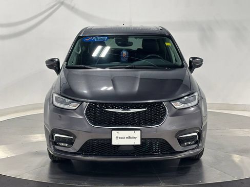 Used 2023 Chrysler Pacifica Touring-L FWD image 3