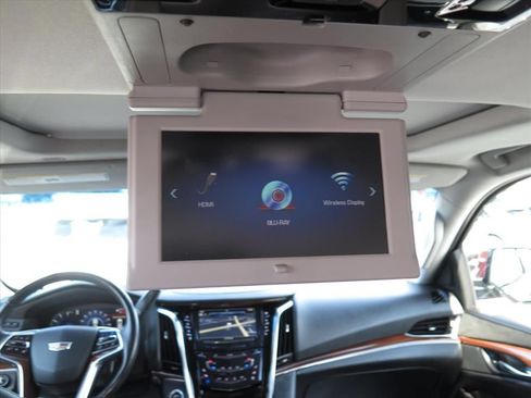 Used 2019 Cadillac Escalade Luxury AWD/4WD image 21