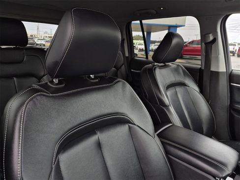 Used 2023 Jeep Grand Cherokee Limited w/ Black Appearance Package image 12