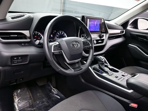 Used 2024 Toyota Highlander LE AWD/4WD image 13