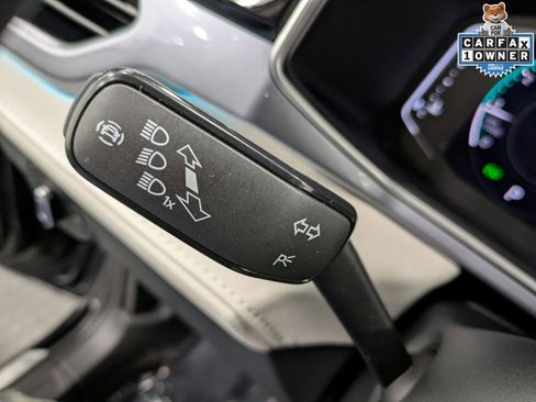 Used 2025 Volkswagen Taos SEL image 18