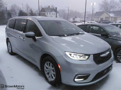 Used 2023 Chrysler Pacifica Touring-L image 1