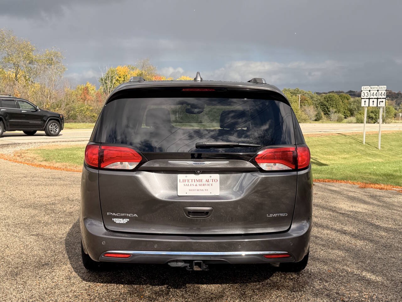 Used 2019 Chrysler Pacifica Limited w/ Tire & Wheel Group FWD image 4
