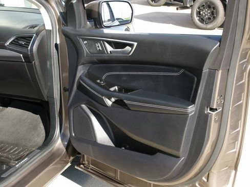 Used 2019 Ford Edge Titanium image 36