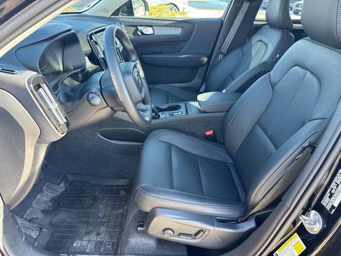 Used 2025 Volvo XC40 B5 Core w/ Protection Package Premier image 8