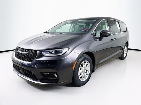 Used 2023 Chrysler Pacifica Touring-L FWD image 4