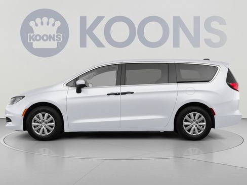 Used 2022 Chrysler Voyager LX FWD image 2