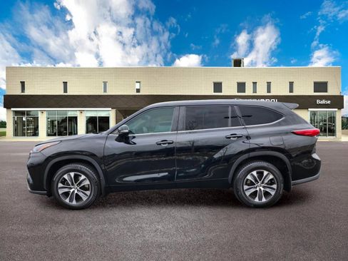 Used 2021 Toyota Highlander XLE AWD/4WD image 6
