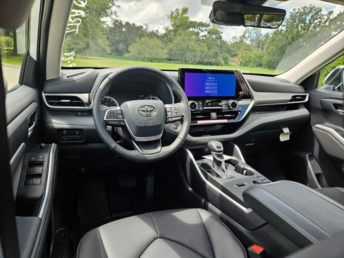 Certified 2024 Toyota Highlander XLE image 12