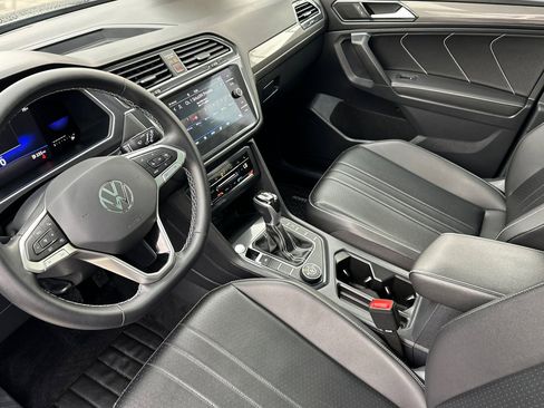 Used 2022 Volkswagen Tiguan SE w/ Panoramic Sunroof Package image 11