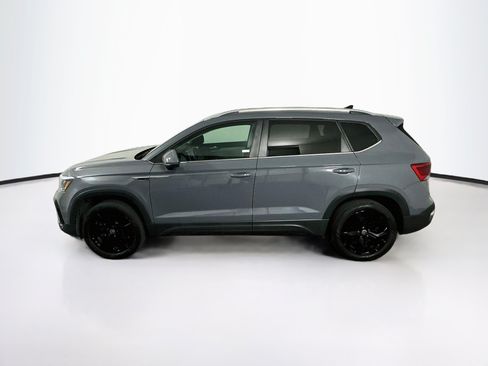 Used 2023 Volkswagen Taos SE w/ Panoramic Sunroof Package FWD image 4