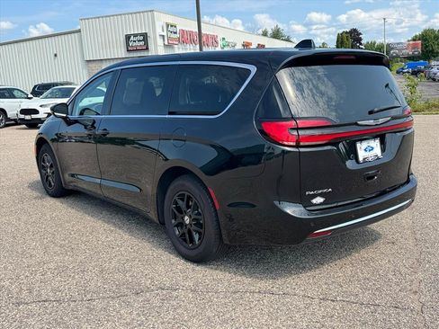 Used 2024 Chrysler Pacifica Touring-L FWD image 3