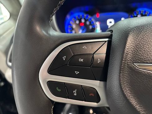 Used 2023 Chrysler Pacifica Touring-L w/ Uconnect Theater Family Group AWD/4WD image 19