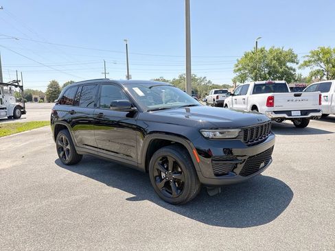 Used 2023 Jeep Grand Cherokee Altitude AWD/4WD image 1