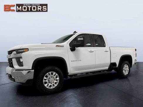 Used 2021 Chevrolet Silverado 2500 LT w/ Convenience Package AWD/4WD image 2