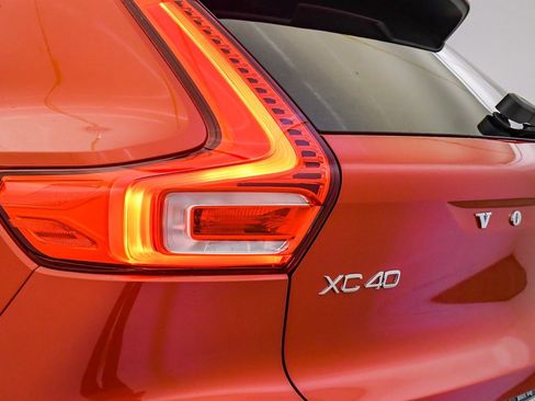 Certified 2025 Volvo XC40 B5 Ultra w/ Climate Package image 12