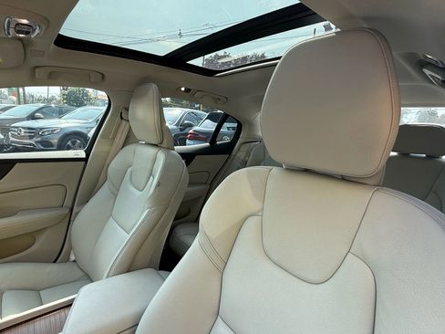 Used 2022 Volvo S60 B5 Momentum image 9