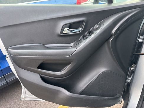 Used 2021 Chevrolet Trax LS w/ Tint and Cruise Package image 9