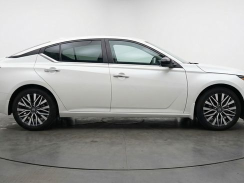 Used 2025 Nissan Altima 2.5 SV FWD image 11