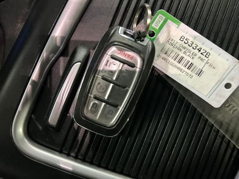 Used 2017 Chrysler Pacifica Limited FWD image 20