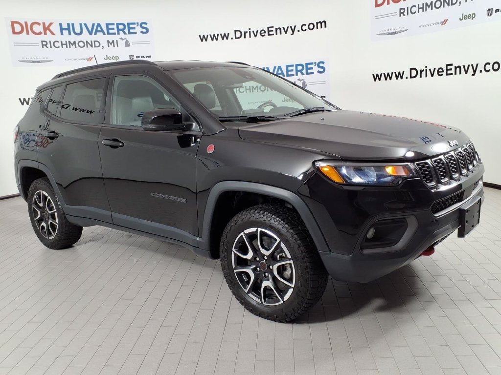 Used 2025 Jeep Compass Trailhawk AWD/4WD image 3