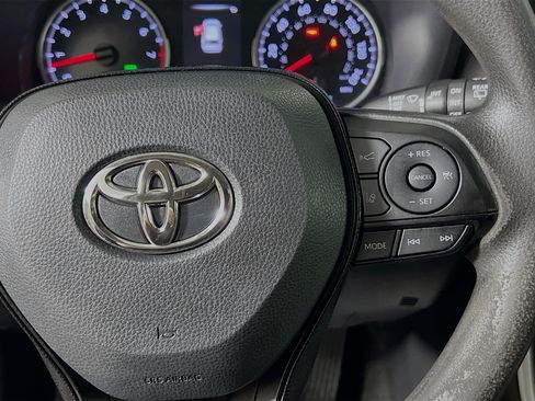 Used 2021 Toyota RAV4 XLE w/ Convenience Package FWD image 20