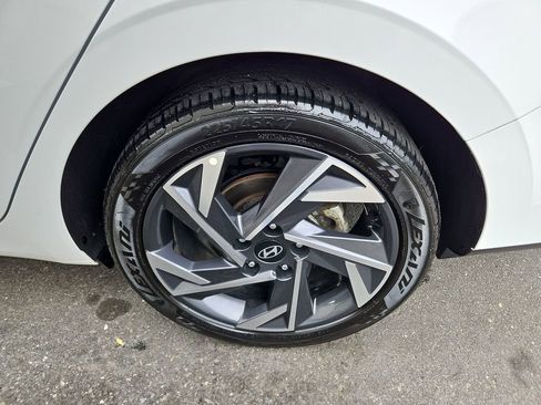 Used 2024 Hyundai Elantra Limited image 35