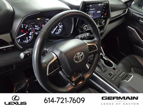 Used 2020 Toyota Highlander XLE AWD/4WD image 18