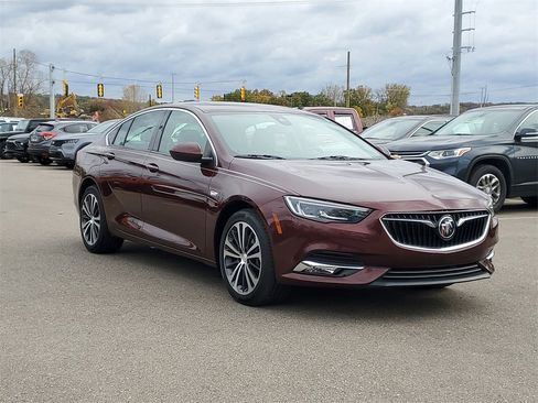 Used 2018 Buick Regal Essence w/ Driver Confidence Package #1 image 4