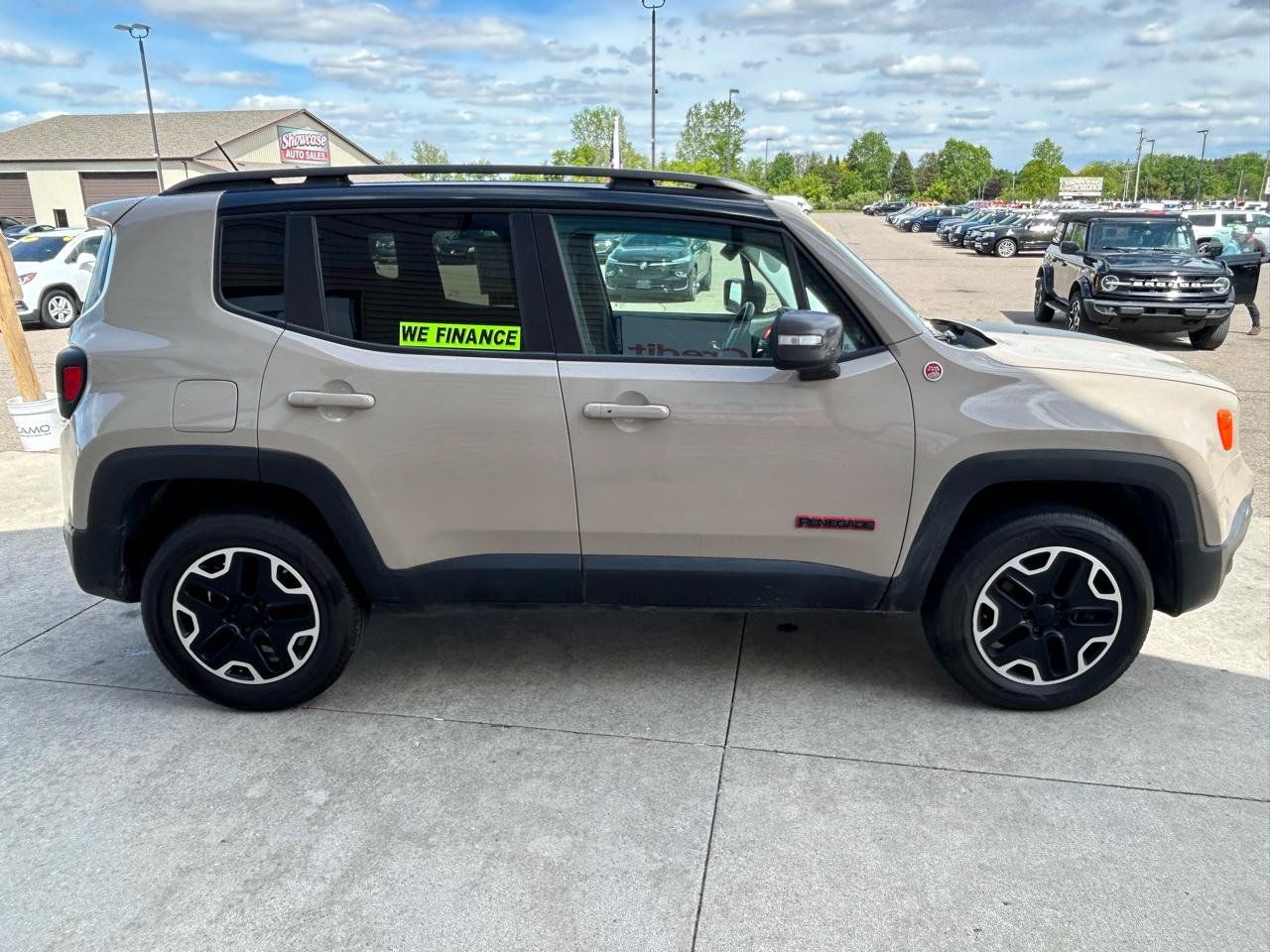Used 2015 Jeep Renegade Trailhawk w/ Popular Equipment Group AWD/4WD image 4
