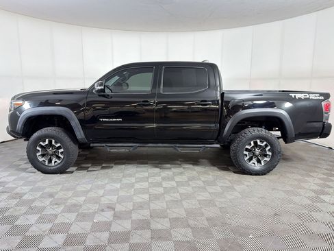 Used 2017 Toyota Tacoma TRD Off-Road image 2