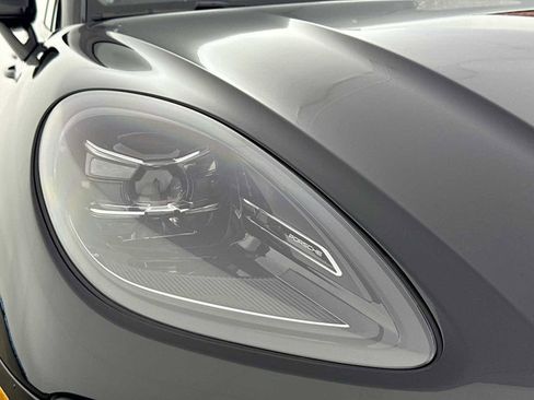 New 2025 Porsche Macan image 38