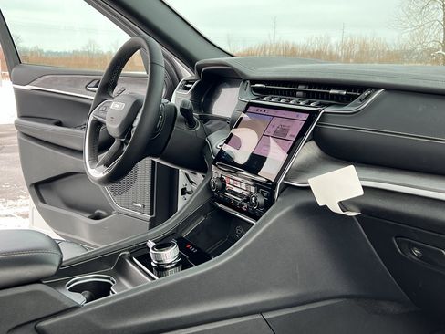 Used 2024 Jeep Grand Cherokee Limited w/ Luxury Tech Group II image 30