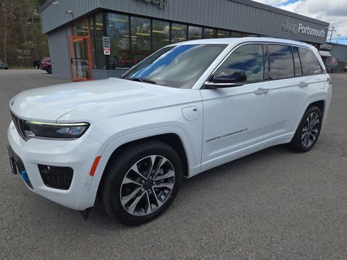 Used 2022 Jeep Grand Cherokee Overland w/ Luxury Tech Group IV AWD/4WD image 8