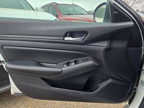 Used 2025 Nissan Altima 2.5 SV image 15