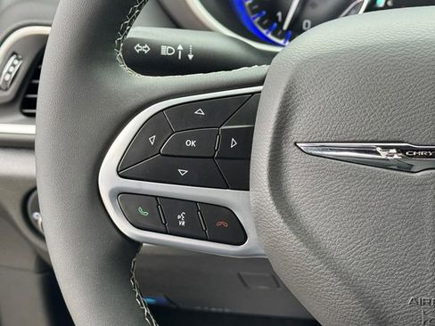 Used 2026 Chrysler Pacifica Select image 25