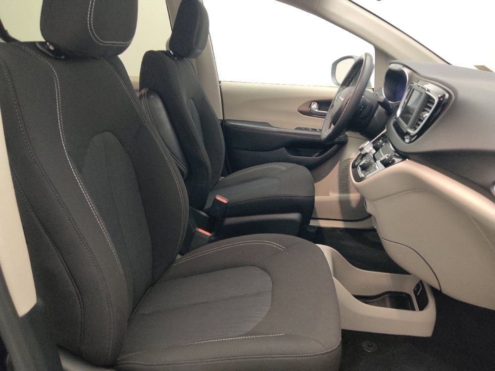 Used 2024 Chrysler Voyager LX FWD image 21