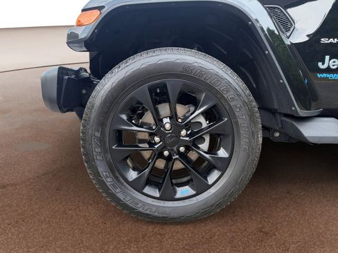Used 2022 Jeep Wrangler Unlimited Sahara w/ Cold Weather Group AWD/4WD image 9