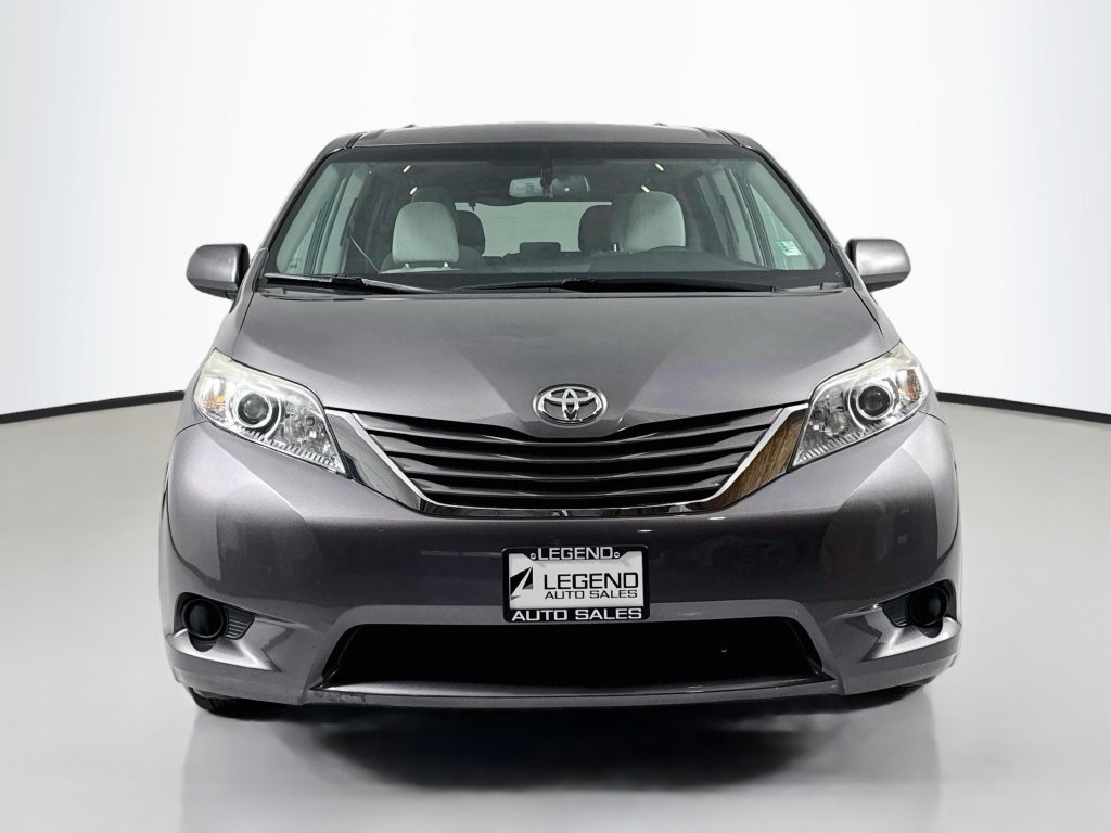 Used 2017 Toyota Sienna LE FWD image 3
