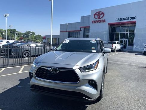 Certified 2024 Toyota Highlander Limited FWD image 1