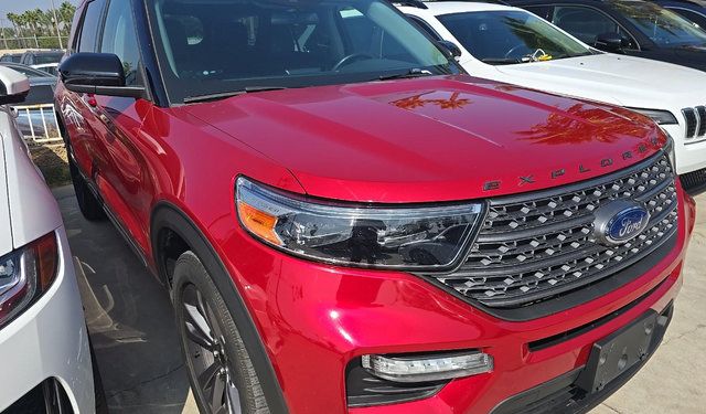 Used 2022 Ford Explorer XLT w/ Equipment Group 202A AWD/4WD image 3