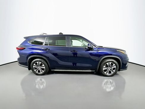 Used 2025 Toyota Highlander XLE FWD image 4