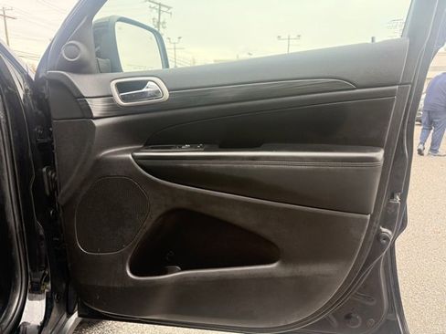 Used 2020 Jeep Grand Cherokee Laredo image 35