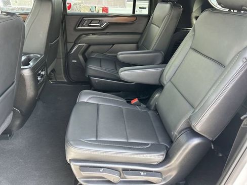 Used 2025 GMC Yukon XL Denali AWD/4WD image 17