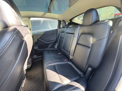 Used 2022 Tesla Model Y Long Range AWD/4WD image 25